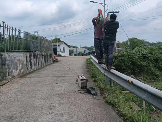 桥湾社区五一合作社：安装反光镜 守护群众出行安全