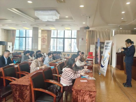 巧手传非遗 翠韵润邻里——云盘社区新时代文明实践站开展手工点翠文明实践活动