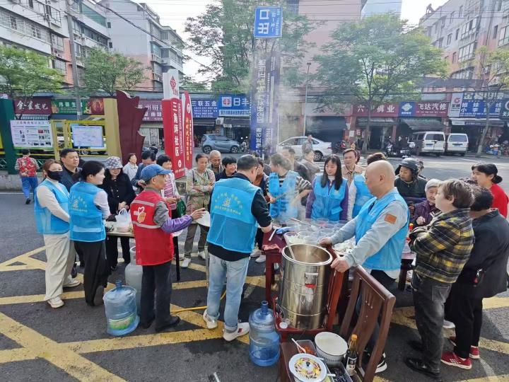 三角坪社区开展“一元吃面条”公益活动