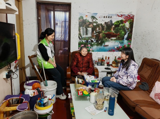 三角坪社区开展高龄独居老人居家关爱服务行动