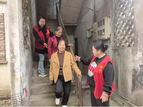 紗廠街社區(qū)開展汛期地質(zhì)災(zāi)害應(yīng)急疏散演練