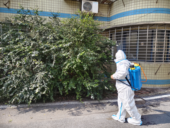 三角坪社區(qū)開展春季綠植病蟲害、病媒生物集中消殺行動