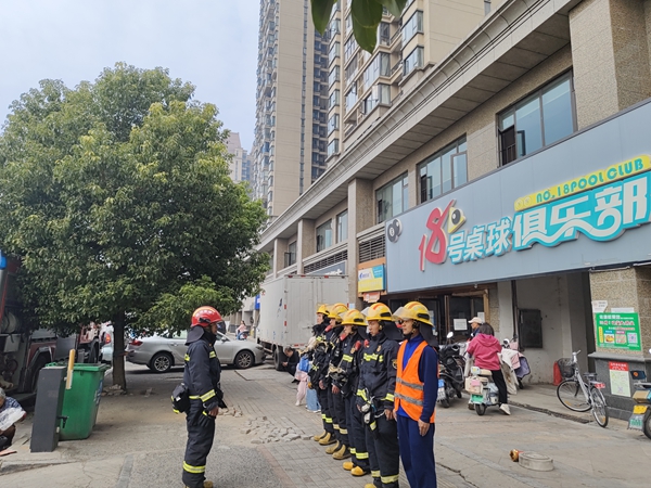 岳塘區(qū)書院路消防站深入十八號桌球俱樂部開展滅火救援實戰(zhàn)演練