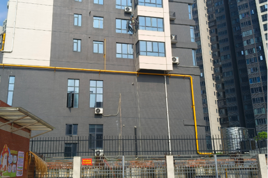 紅旗社區(qū)牽頭破解校園周邊高空墜物安全隱患