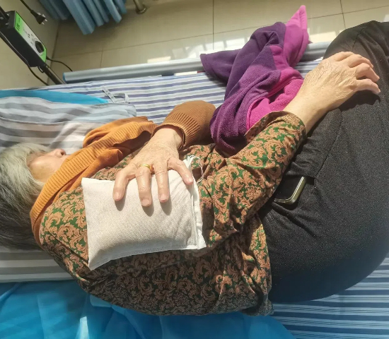 荷塘街道社區(qū)衛(wèi)生服務(wù)中心推出“中藥熱奄包”特色治療項(xiàng)目