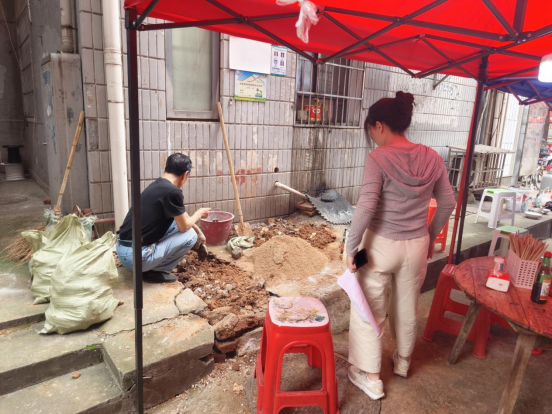 安樂社區(qū)“三聽三問”解決樓棟污水管道破損問題