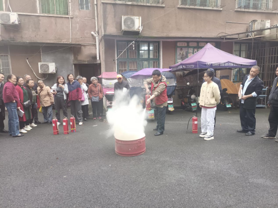 紗廠街社區(qū)開展消防演練 筑牢居民安全防線