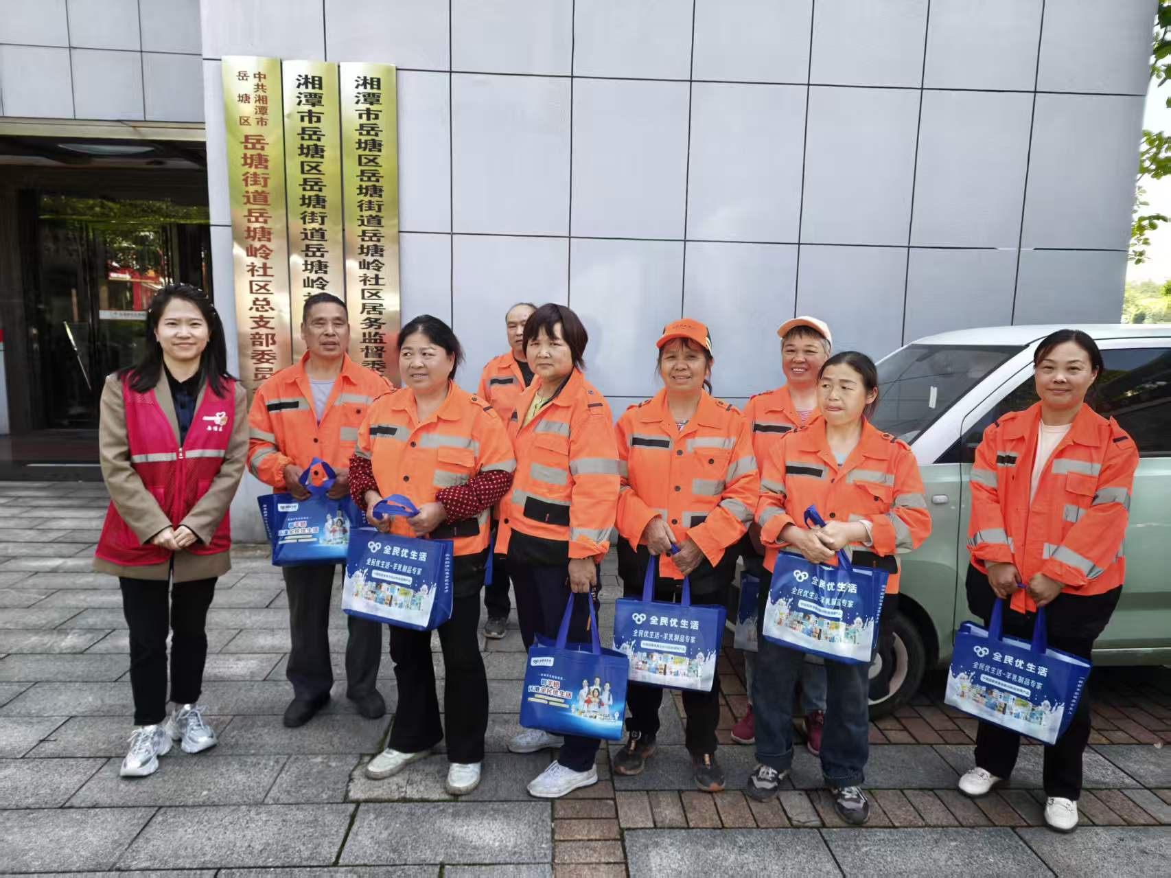 岳塘嶺社區(qū)攜手愛心商戶慰問一線環(huán)衛(wèi)工人
