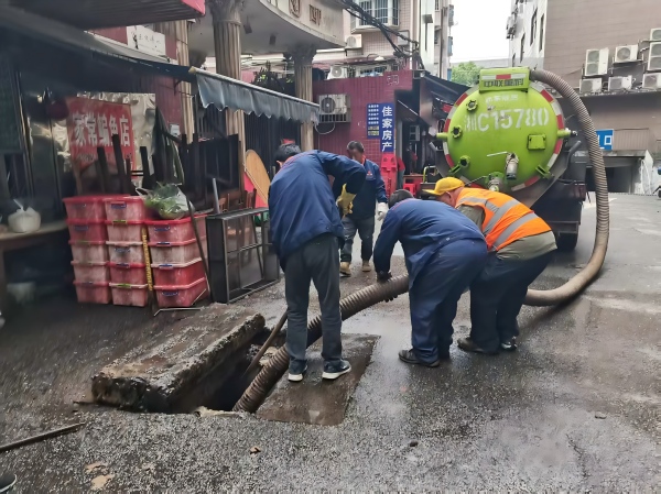 岳塘區(qū)環(huán)境衛(wèi)生服務(wù)中心快速清淤解民憂