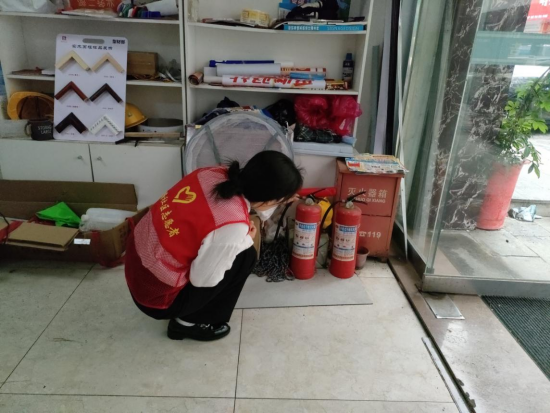 長(zhǎng)塘社區(qū)開展門店消防安全檢查 筑牢安全“防火墻”