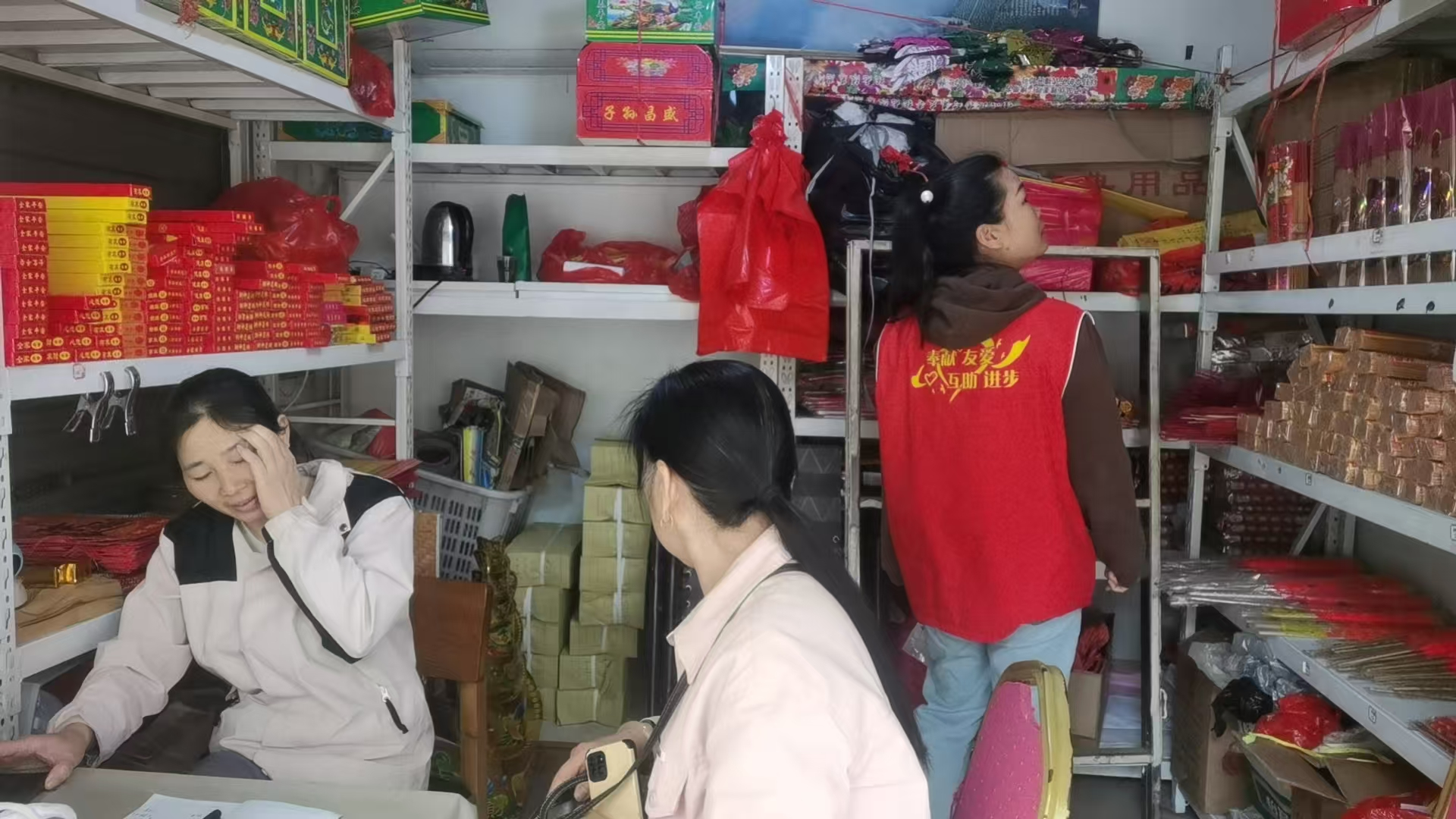 新塘社区组织党员志愿者开展安全专项检查