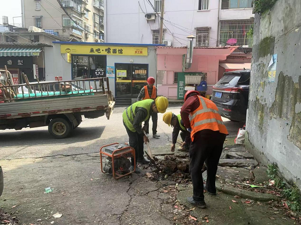 霞光社区：路面修复焕新颜 便民出行暖人心
