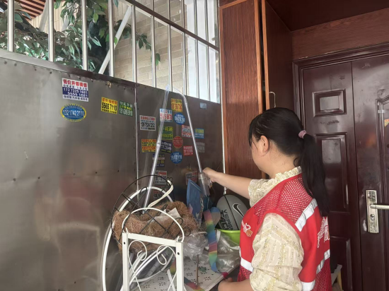 宝塔社区：楼道“牛皮癣”清零 党员“擦亮”家园 