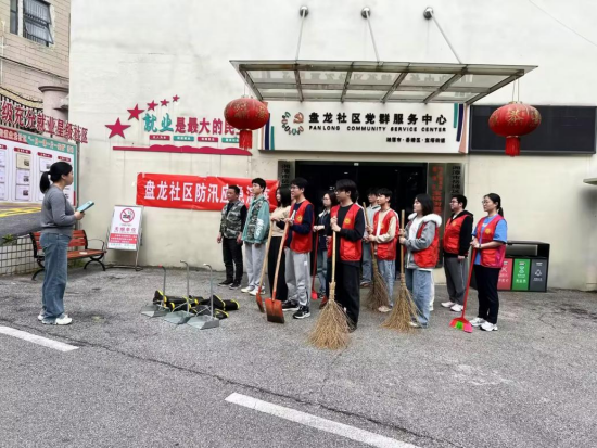 退役不褪色 防汛筑防线——盘龙社区组织开展防汛应急演练活动