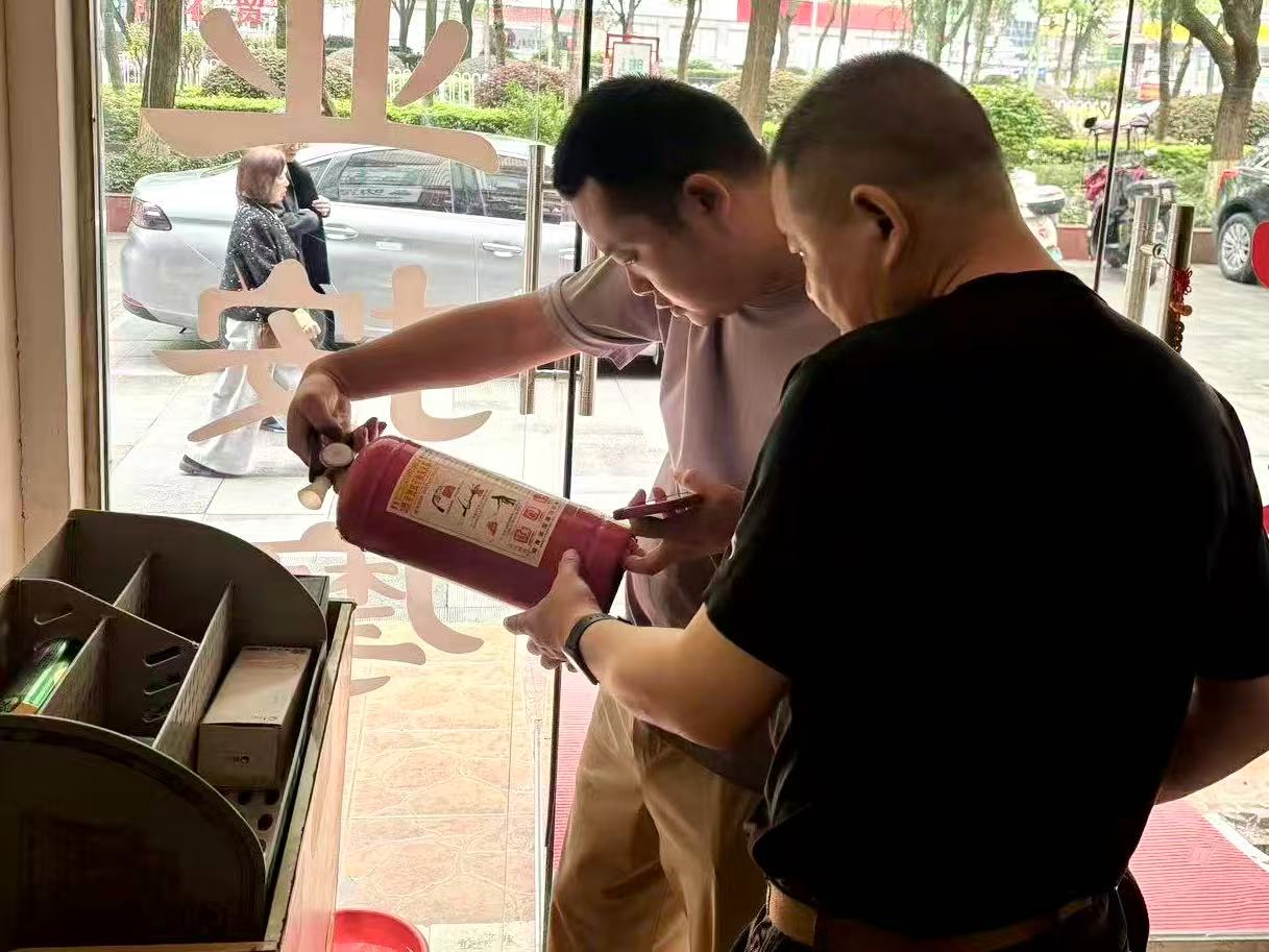 紧盯商圈安全 筑牢防护防线 新塘里社区开展商业场所安全排查