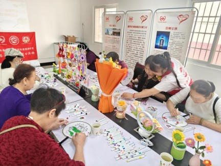 栗塘社区举办公益集市手工坊手绘团扇活动