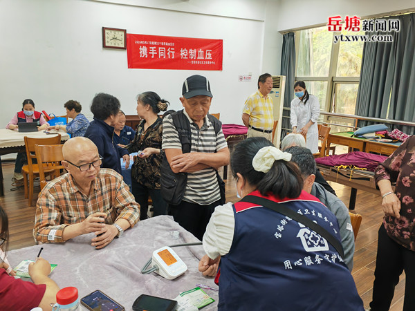 寶塔街道社區(qū)衛(wèi)生服務(wù)中心進(jìn)社區(qū)開(kāi)展世界高血壓日宣傳活動(dòng)