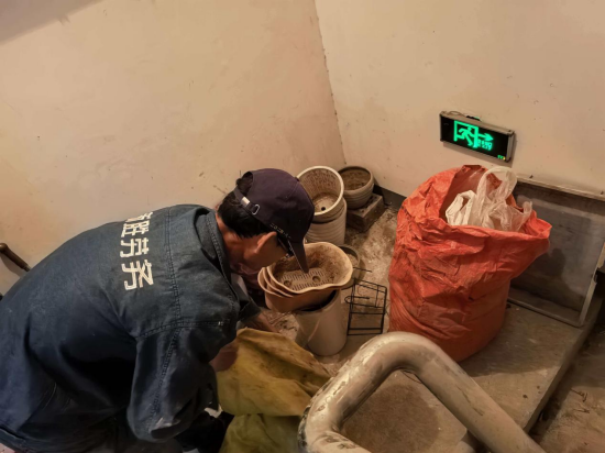宝塔社区开展楼道杂物专项清理 筑牢安全防线