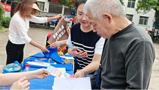 鸦雀塘社区开展《中华人民共和国民族团结进步促进法》宣传活动