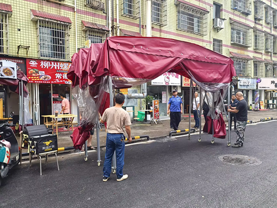 云峰社區(qū)開展違規(guī)占道雨棚專項(xiàng)整治行動