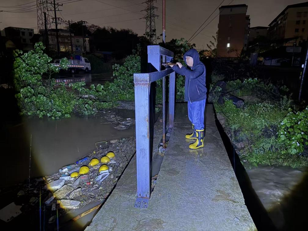 雨夜守堤的身影——霞城村黨員的防汛夜