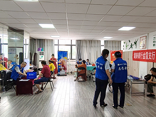 寶塔社區(qū)開展“幸福相鄰 溫暖相依”便民服務(wù)進(jìn)社區(qū)活動(dòng)