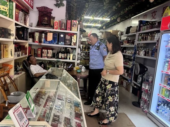 橫街社區(qū)：警社聯(lián)動(dòng)開展沿街門店煙花爆竹專項(xiàng)排查整治行動(dòng)