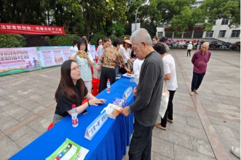 下摄司司法所积极开展“民法典宣传月”普法宣传活动
