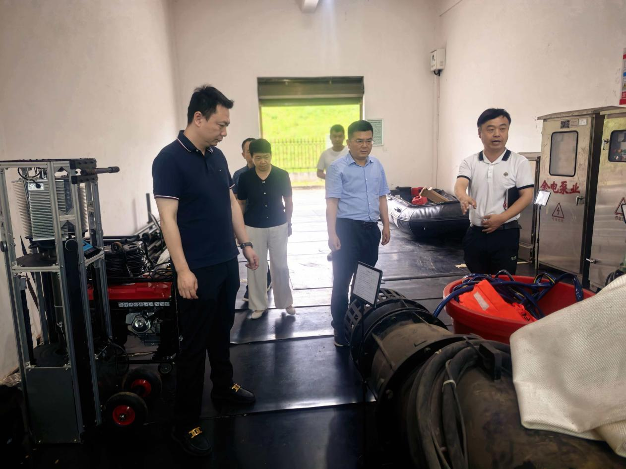 岳塘区政协主席周中秋带队督导仰天湖大堤事务中心防汛备汛工作