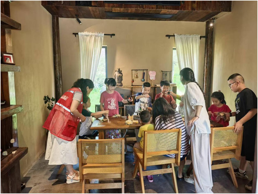 點(diǎn)亮童心慶“六一” 荷塘村開展“豆莢娃娃”手工DIY活動