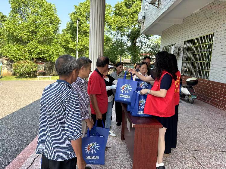 ?昭山鎮(zhèn)玉屏村開展科技活動周 老年群眾樂享科普服務(wù)