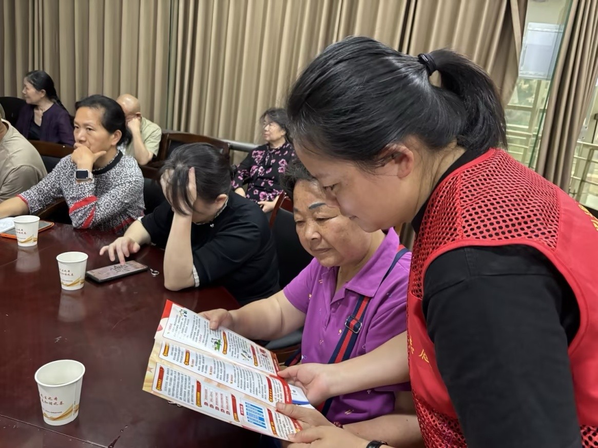 陽光社區(qū)組織黨員集中學(xué)習(xí)《信訪工作條例》