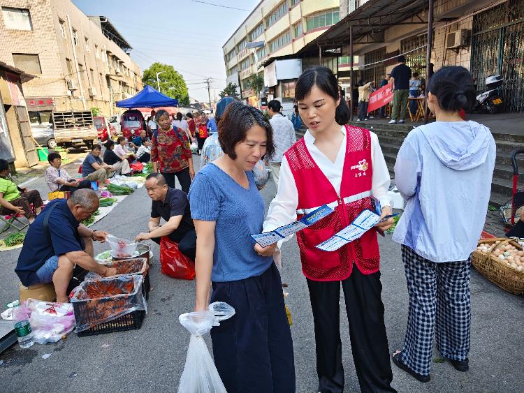 昭山鎮(zhèn)路口社區(qū)：趕集擺攤話反詐 流動(dòng)課堂護(hù)民安