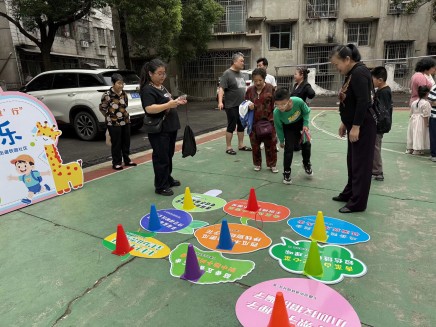 鐵園社區(qū)開展“童趣探科學(xué)，快樂伴‘童’行”科普趣味嘉年華活動(dòng)