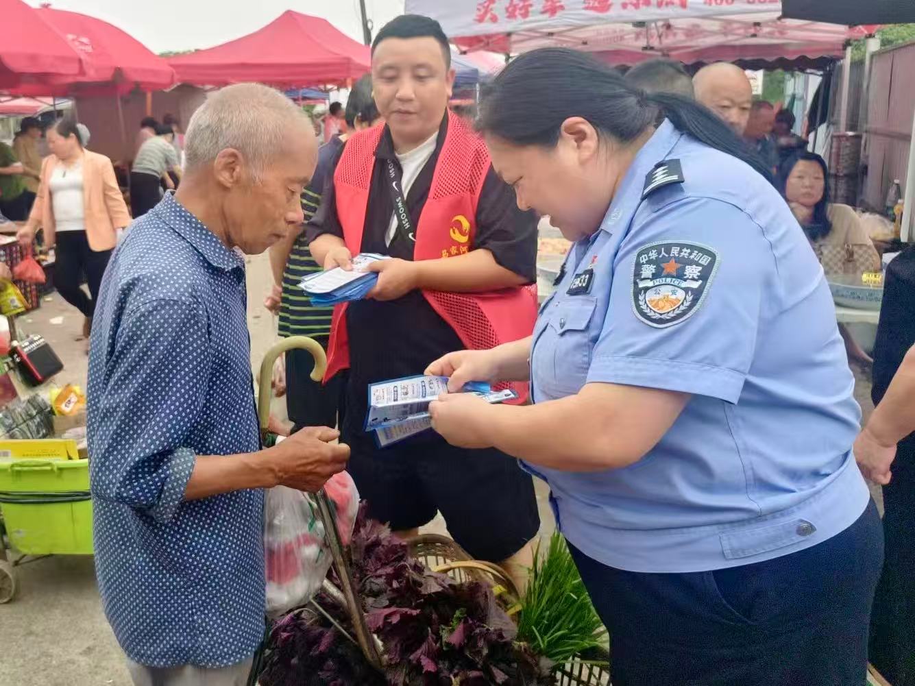 赶集送服务 普法入民心 马家河社区联合民警开展专项宣传