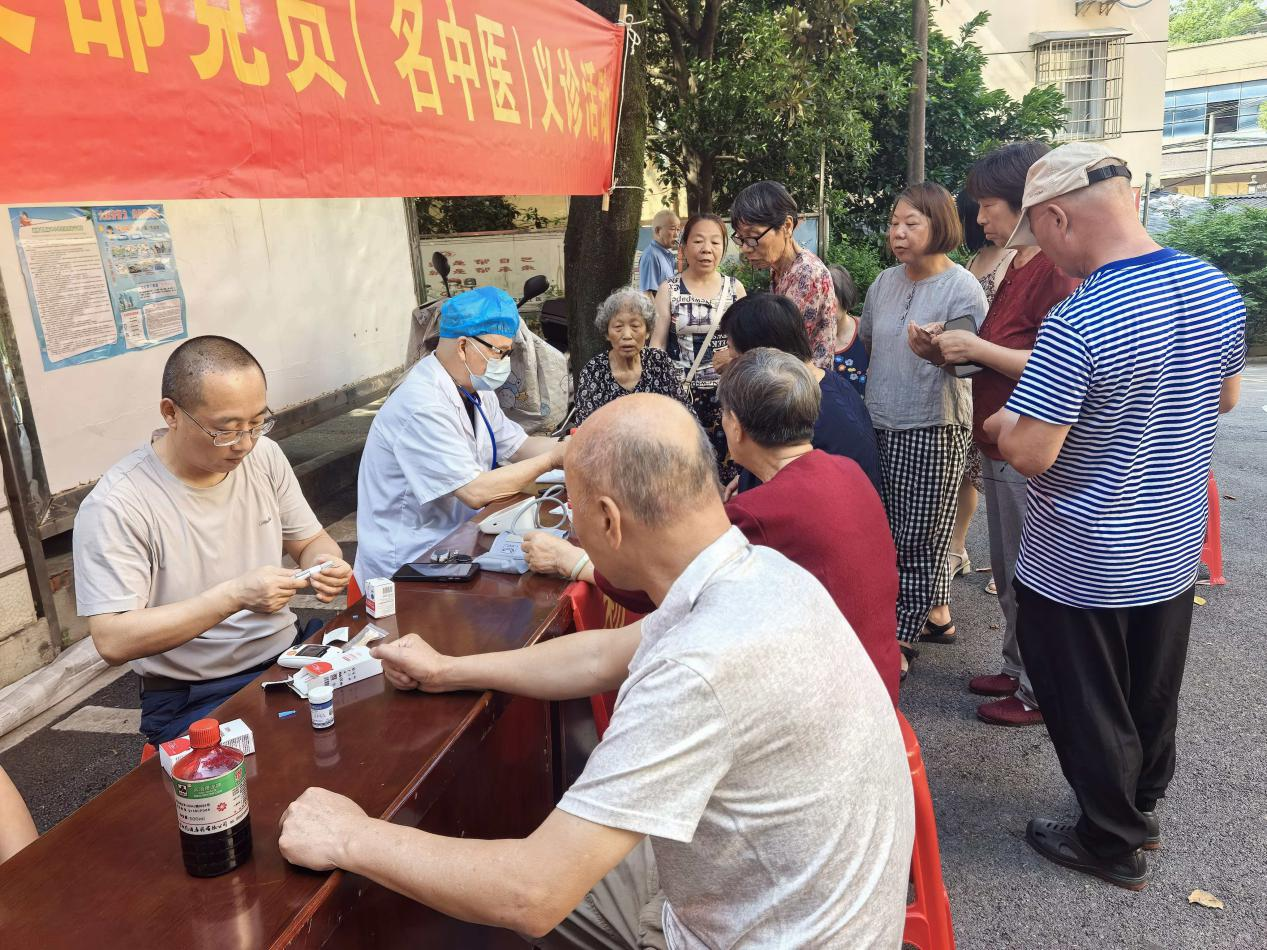 向家塘社区开展骨科义诊 惠民服务入家门