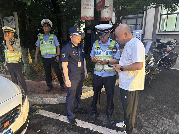 岳塘区消防救援局联合区交警部门开展占用消防车通道违停处罚夜查