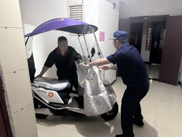 岳塘区消防救援局开展电动自行车、电动摩托车安全隐患夜查行动