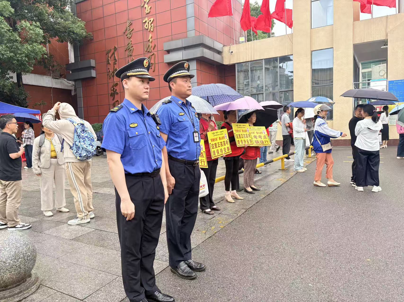 “城管蓝”全力护航高考 守护岳塘学子逐梦之路