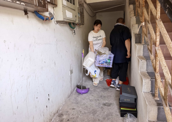 牡丹社区开展楼道杂物集中清理整治行动