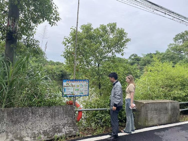 配齐“四个一”  守好“生命线” ——昭山镇开展防溺水设施专项检查