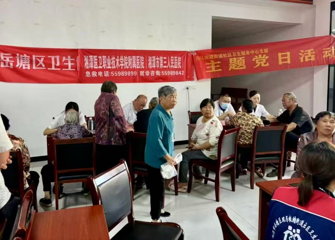 健康服务进乡村 新华村开展中老年人健康咨询活动
