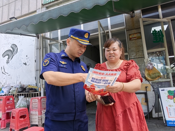 岳塘区消防救援局开展《致全区居民一封信》张贴发放消防宣传活动