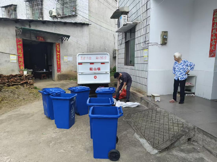 双建社区新垃圾桶“安家”入户 助力环境卫生改善