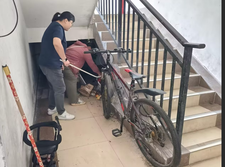 向家塘社区开展小区整治与未成年人消防教育系列活动