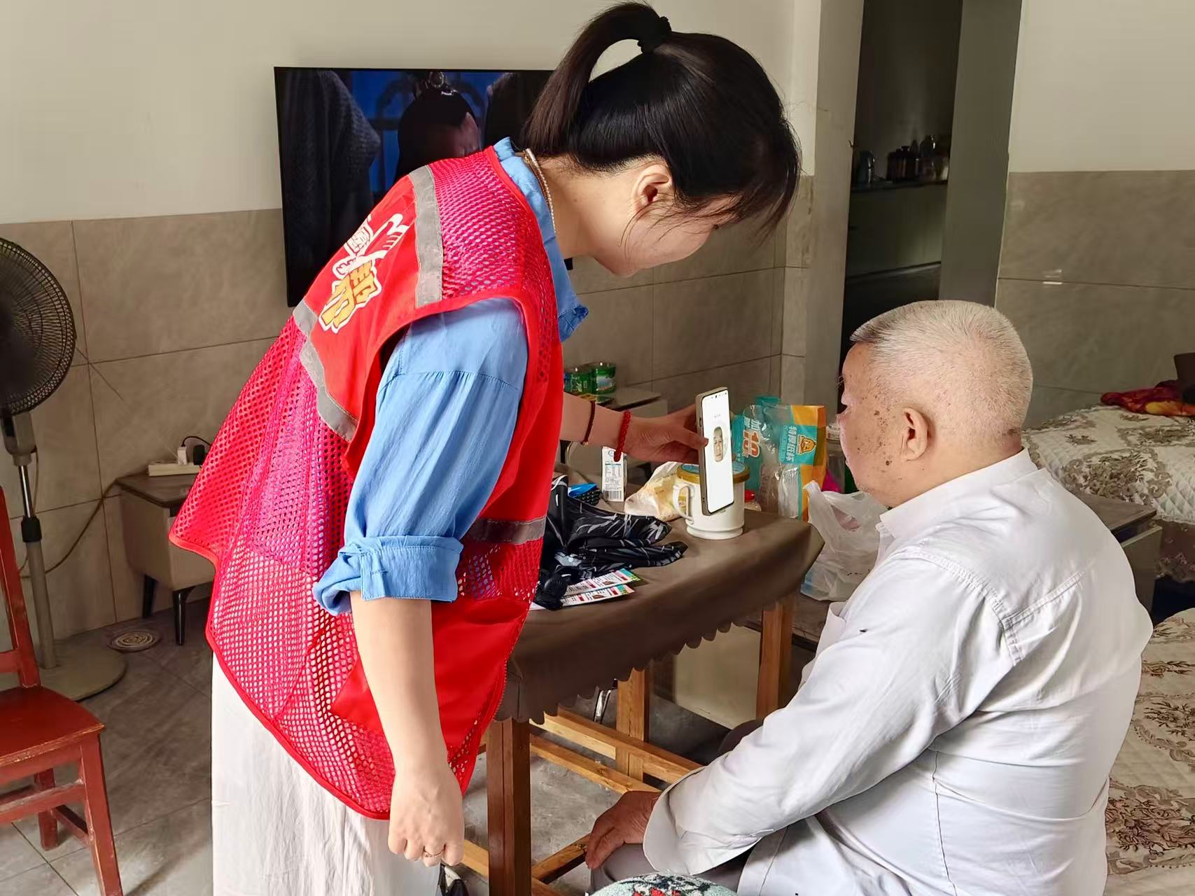 象形社区：上门认证暖民心 消防守护保平安