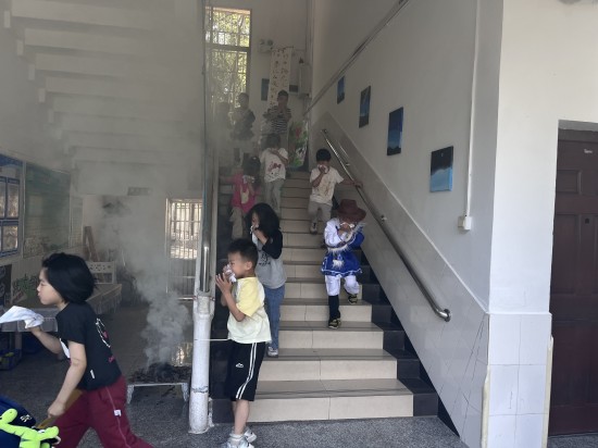 横街社区联合辖区幼儿园开展消防应急疏散演练活动