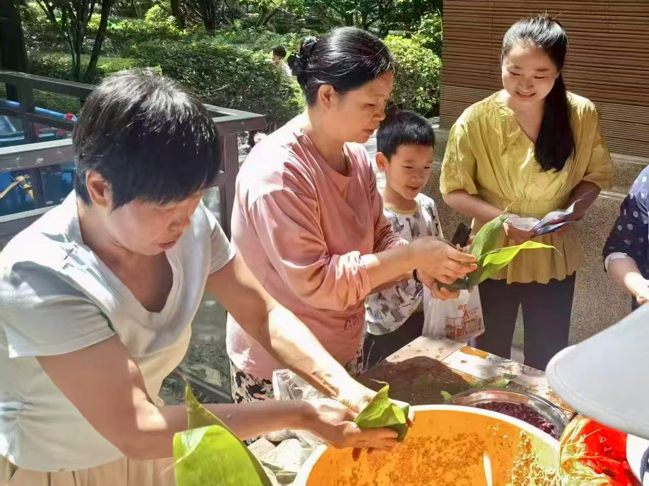 吉安路社区：粽香传情筑防线 反诈宣传入人心