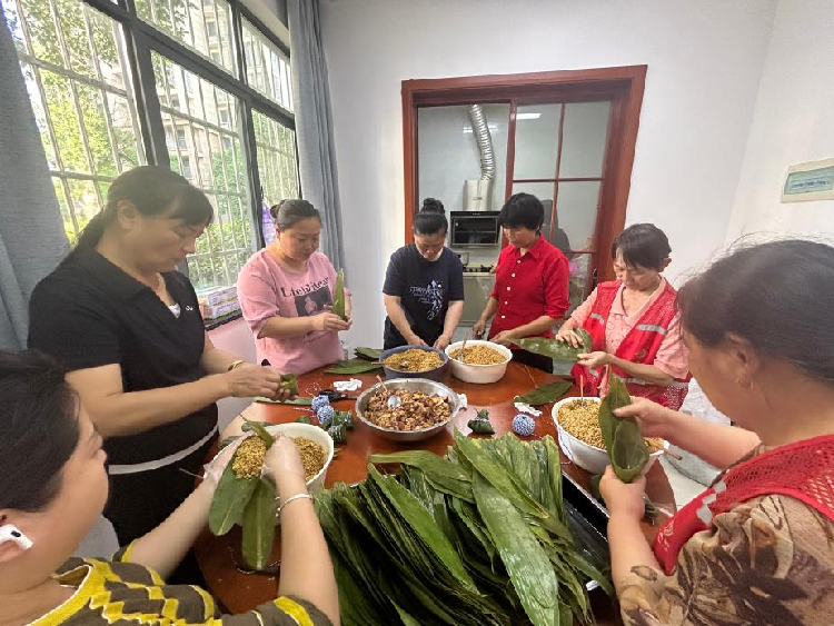 窑洲社区妇联开展“粽叶飘香传巾帼温情” 包粽子教学志愿活动