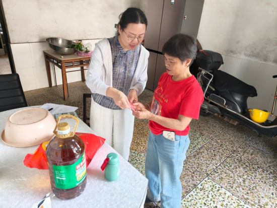红旗社区：情系计生特扶家庭 端午慰问暖民心